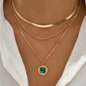 Elegant Gold and Green Pendant Necklace